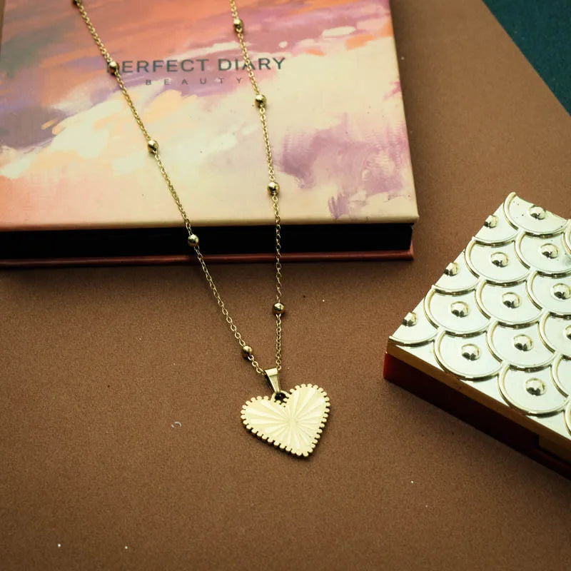Collar Dorado con Dije de Corazón Texturado