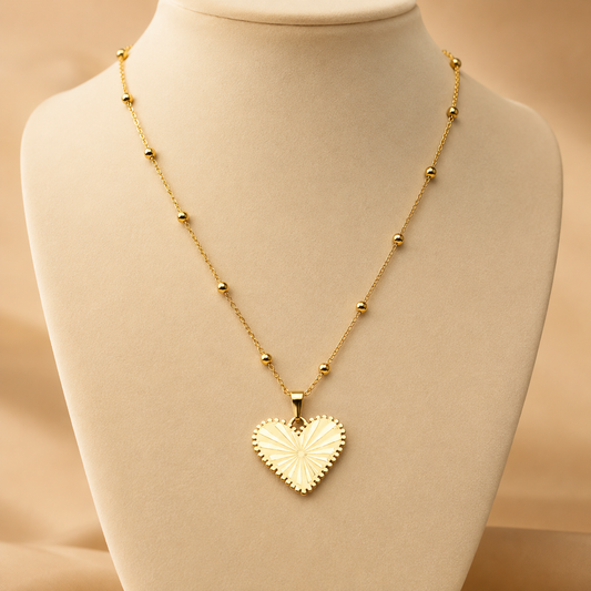 Collar Dorado con Dije de Corazón Texturado