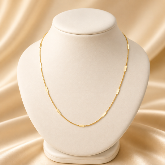 Collar dorado con detalles rectangulares