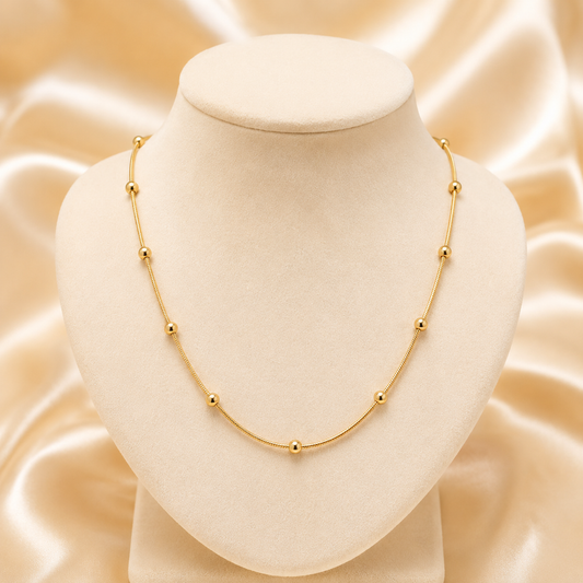 Collar dorado con esferas
