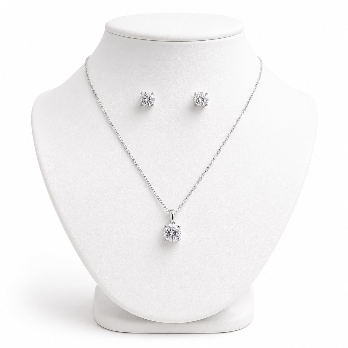 Conjunto plateado con circonias brillantes