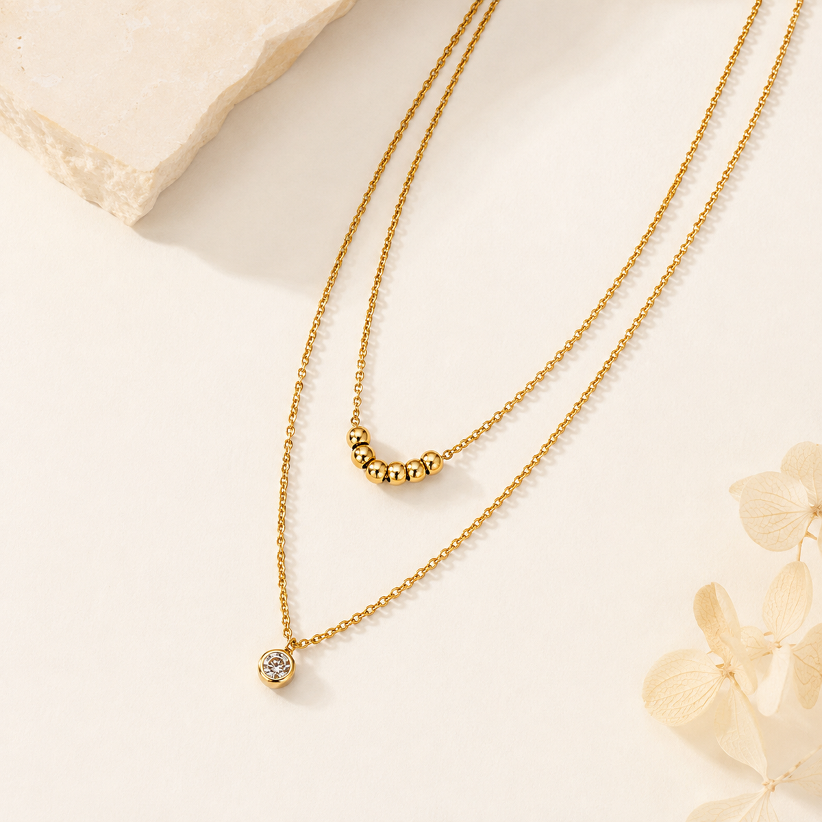 Collar Doble Dorado con Dije y Esferas