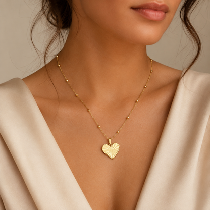 Collar Dorado con Dije de Corazón Texturado