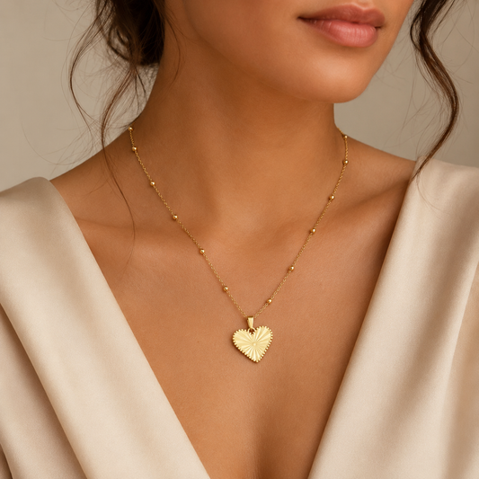 Collar Dorado con Dije de Corazón Texturado