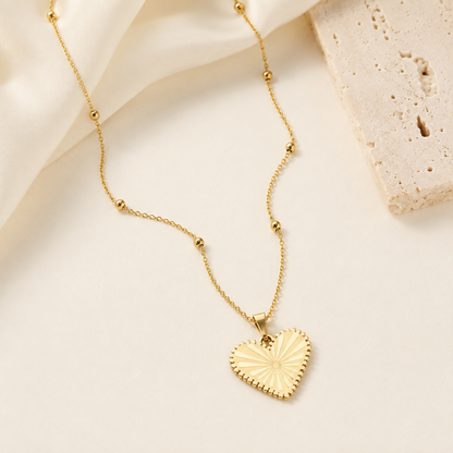 Collar Dorado con Dije de Corazón Texturado