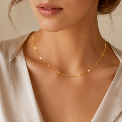 Collar con eslabones dorados brillantes