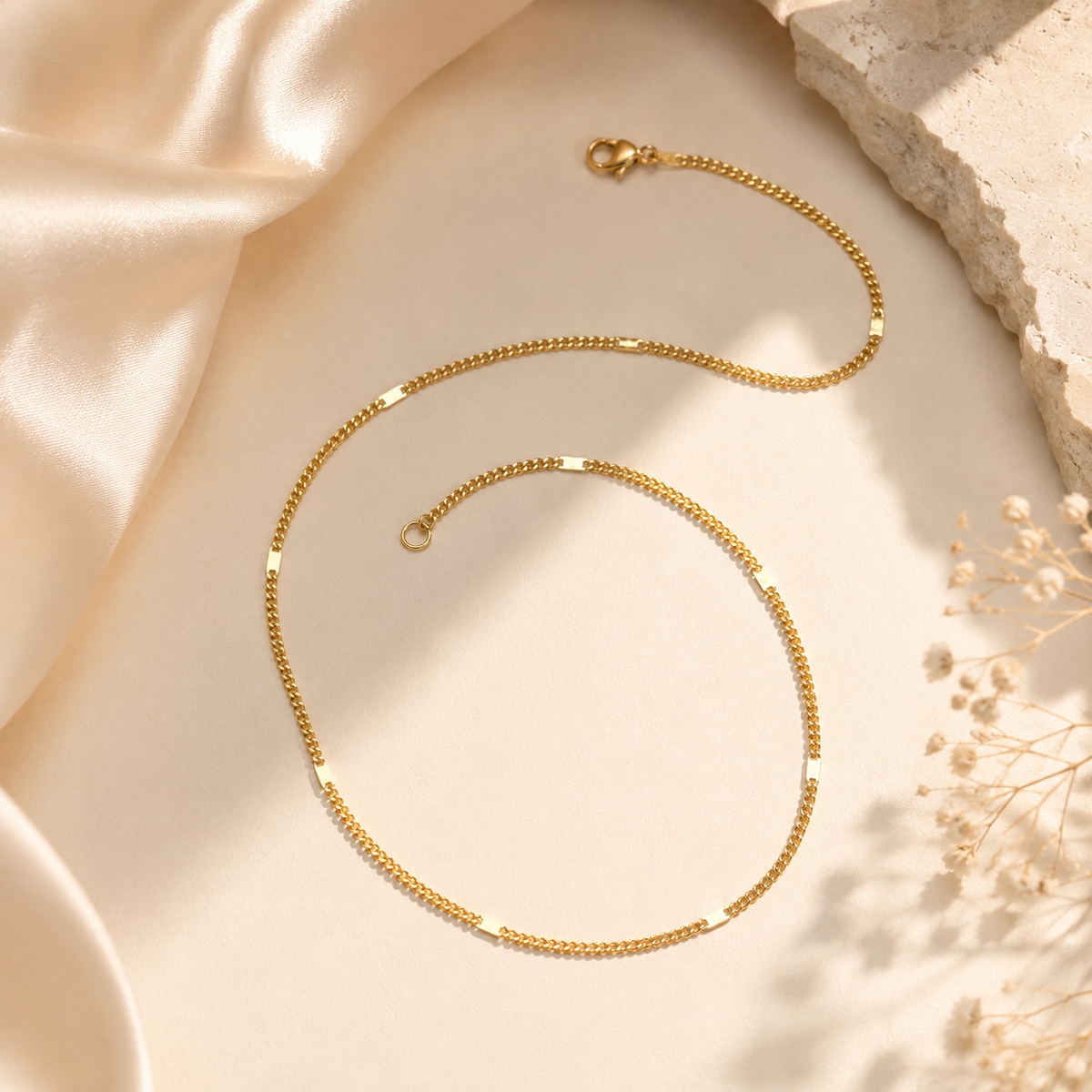 Collar con eslabones dorados brillantes