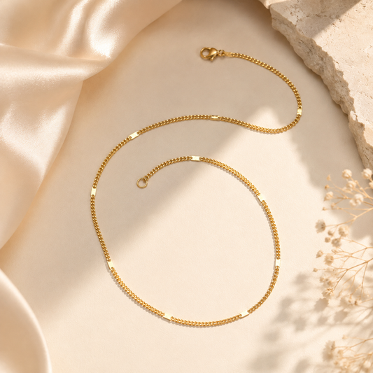 Collar con eslabones dorados brillantes