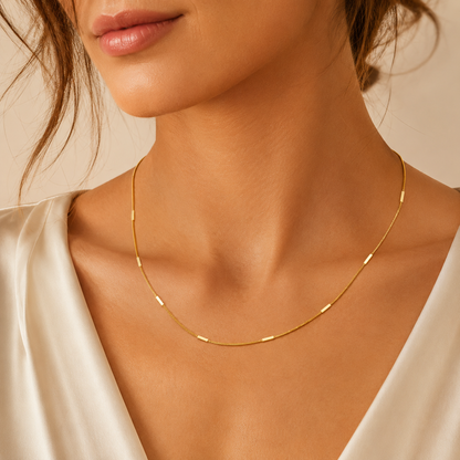 Collar dorado con detalles rectangulares