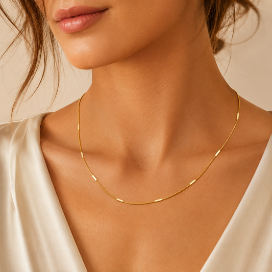 Collar dorado con detalles rectangulares
