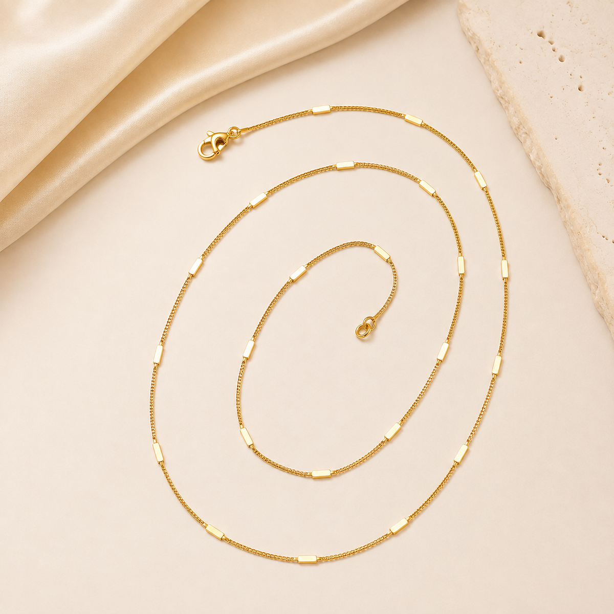 Collar dorado con detalles rectangulares