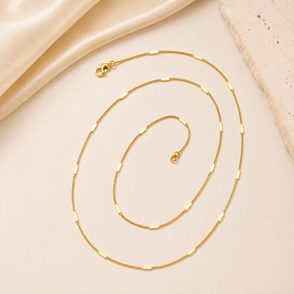 Collar dorado con detalles rectangulares