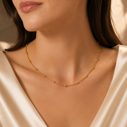 Collar dorado con esferas