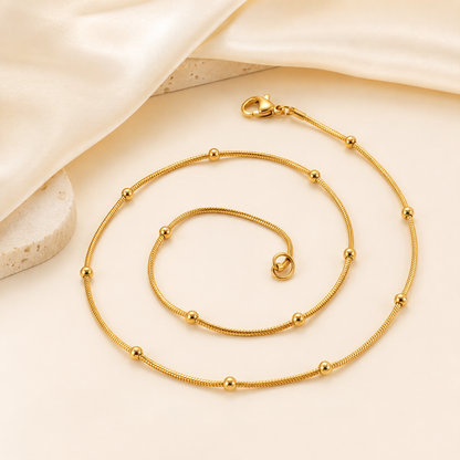 Collar dorado con esferas
