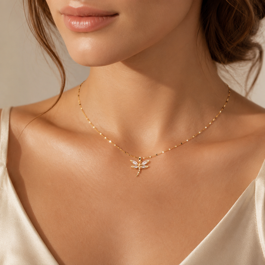 Collar dorado con dije de libélula