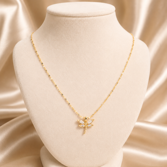 Collar dorado con dije de libélula