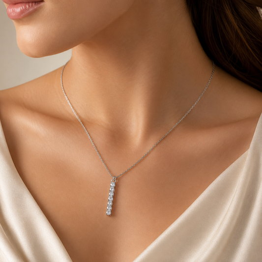 Collar rectangular plateado con circonias