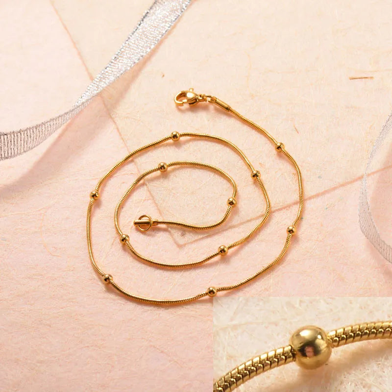 Collar dorado con esferas