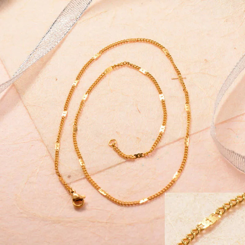 Collar con eslabones dorados brillantes