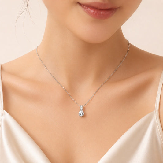 Collar plateado con circonia central