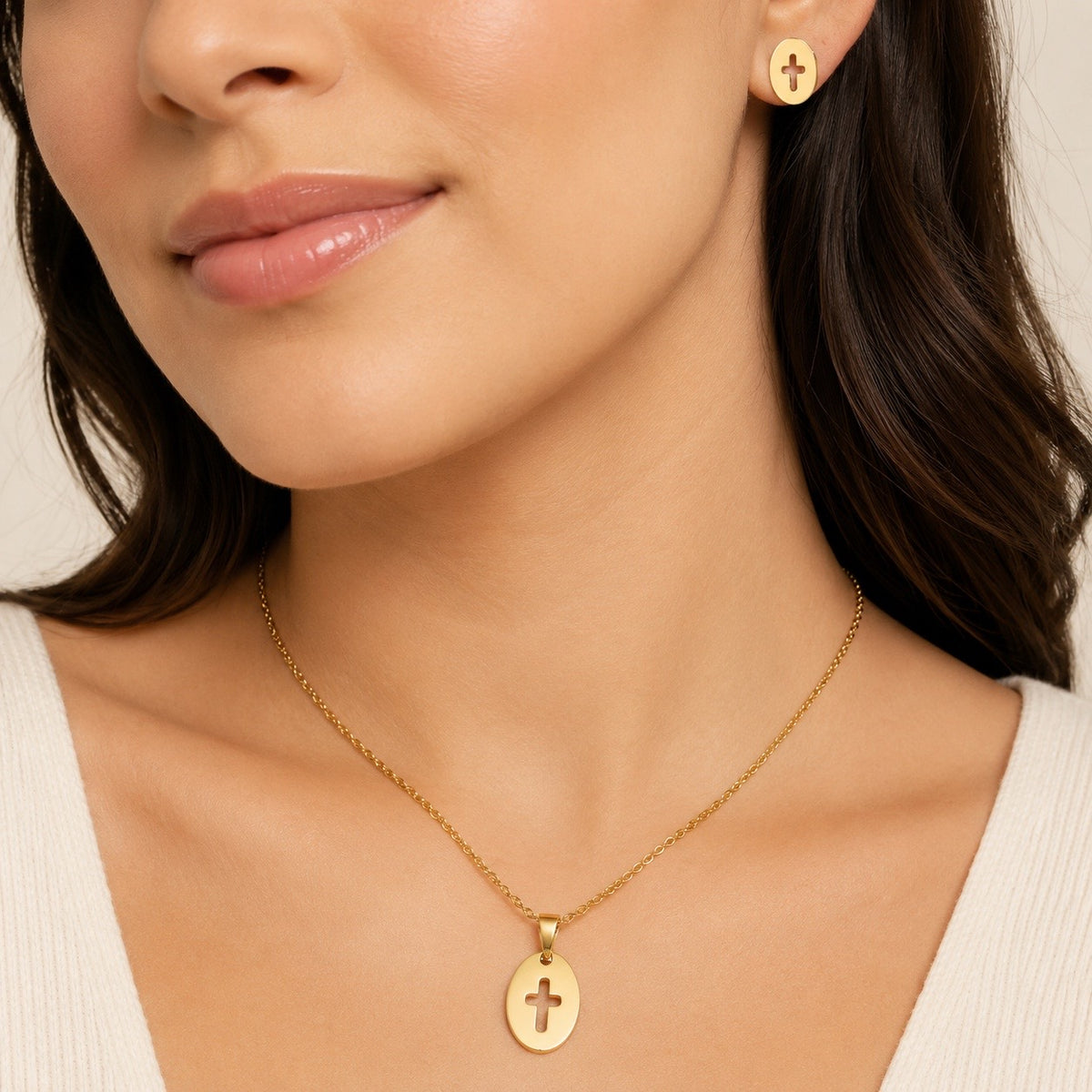 Conjunto dorado con cruces caladas