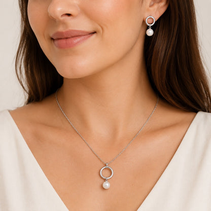 Conjunto dorado con perlas redondas