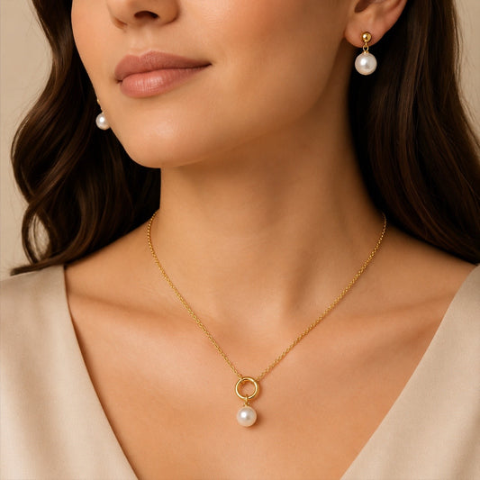Conjunto dorado con perlas redondas