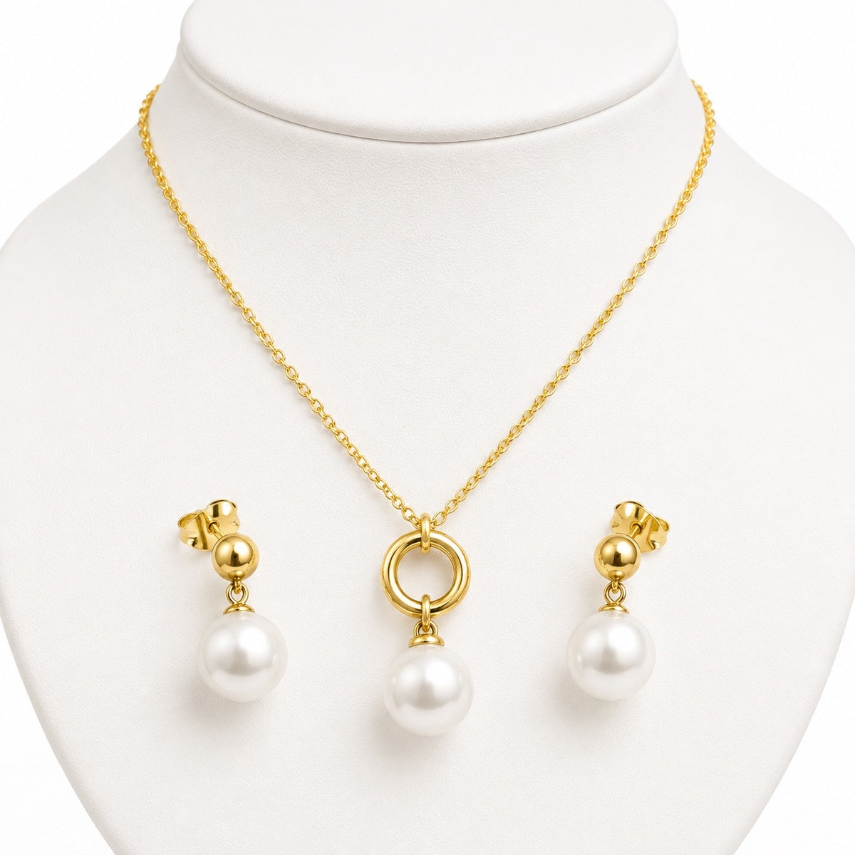 Conjunto dorado con perlas redondas