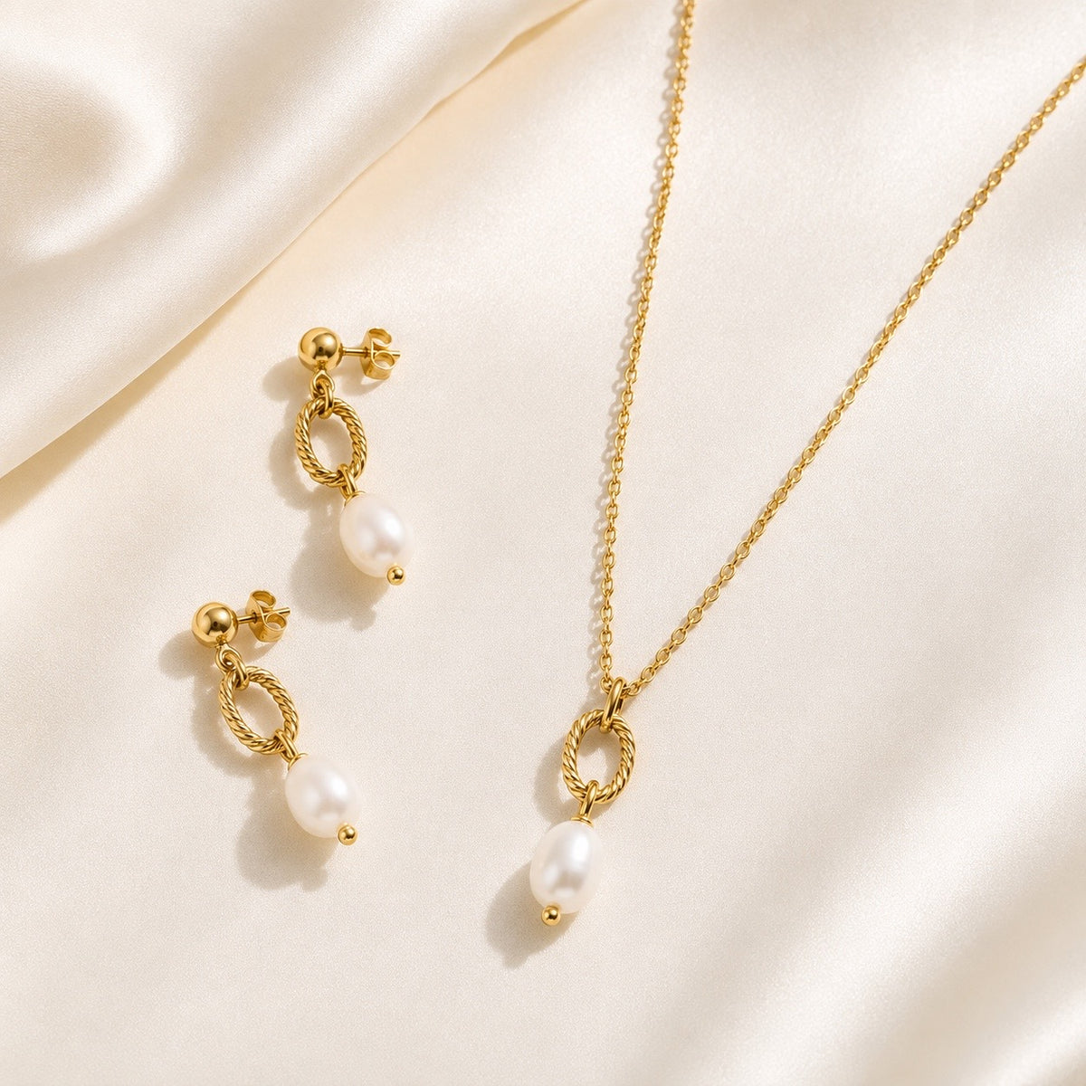 Conjunto dorado con perlas colgantes