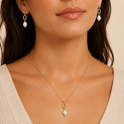 Conjunto dorado con perlas colgantes