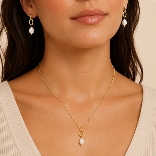 Conjunto dorado con perlas colgantes