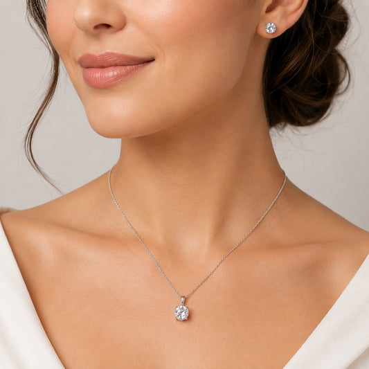 Conjunto plateado con circonias brillantes