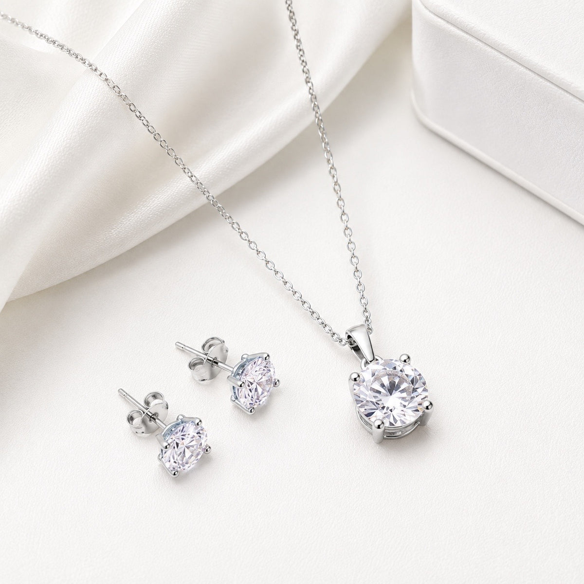 Conjunto plateado con circonias brillantes